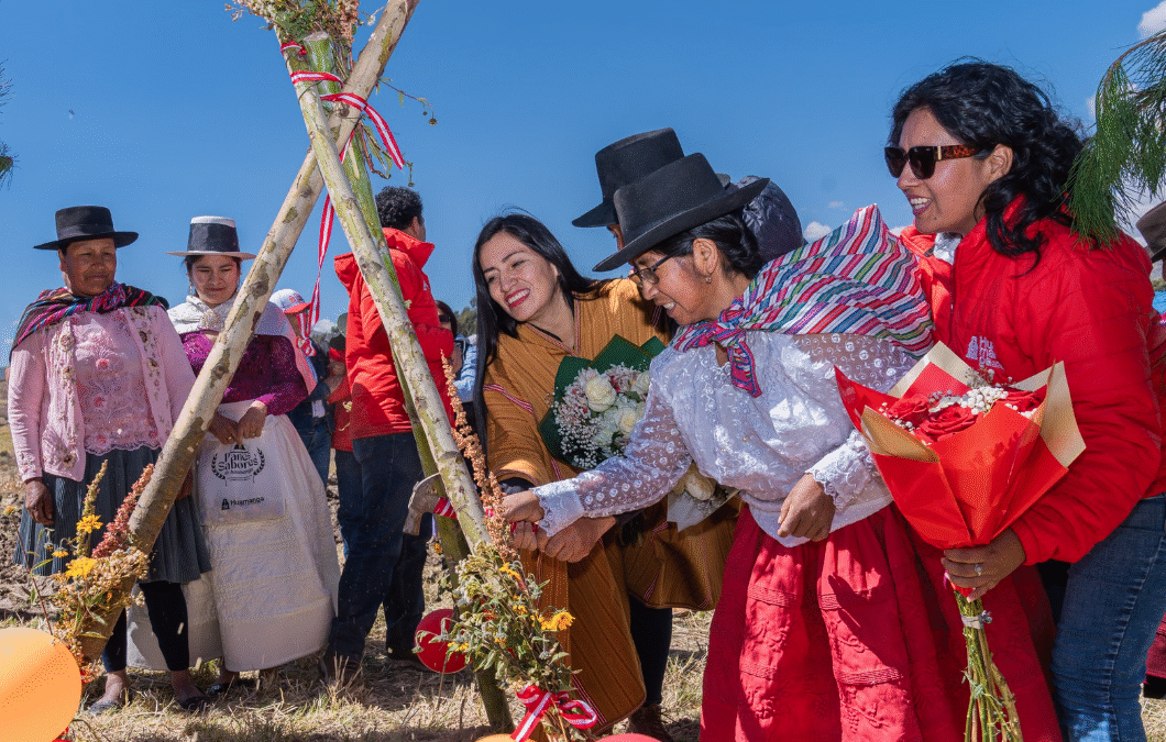GESTIÓN DE CHARANGUITO IMPULSA LA ECONOMÍA E INICIA CONSTRUCCIÓN DE INVERNADERO PARA PRODUCCIÓN DE TOMATES